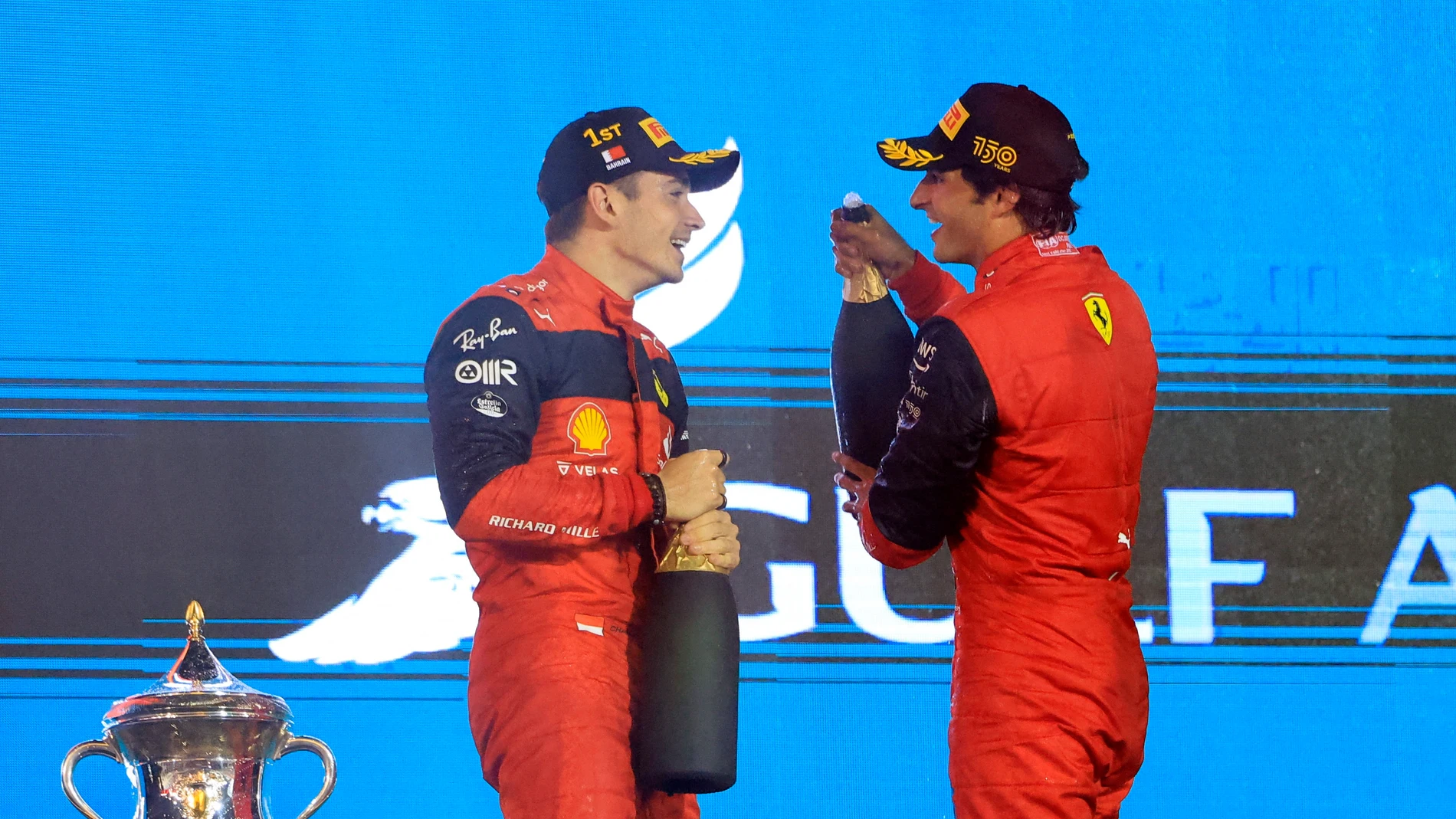 Carlos Sainz y Charles Leclerc en el podio del GP de Bahrein
