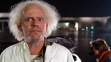 Lloyd, interpretando a su personaje más icónico: 'Doc' Brown en 'Regreso al Futuro' (1985)