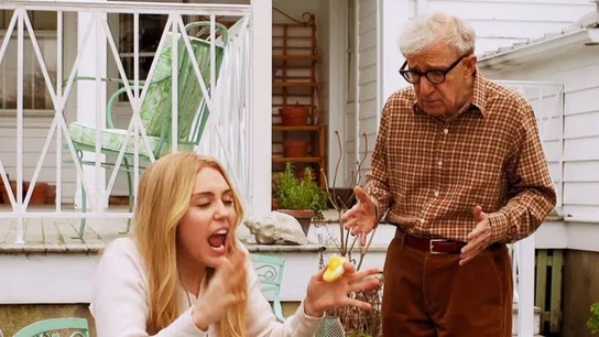 Woody Allen y Miley Cyrus en una escena de la serie. Woody Allen y Miley Cyrus en una escena de la serie.