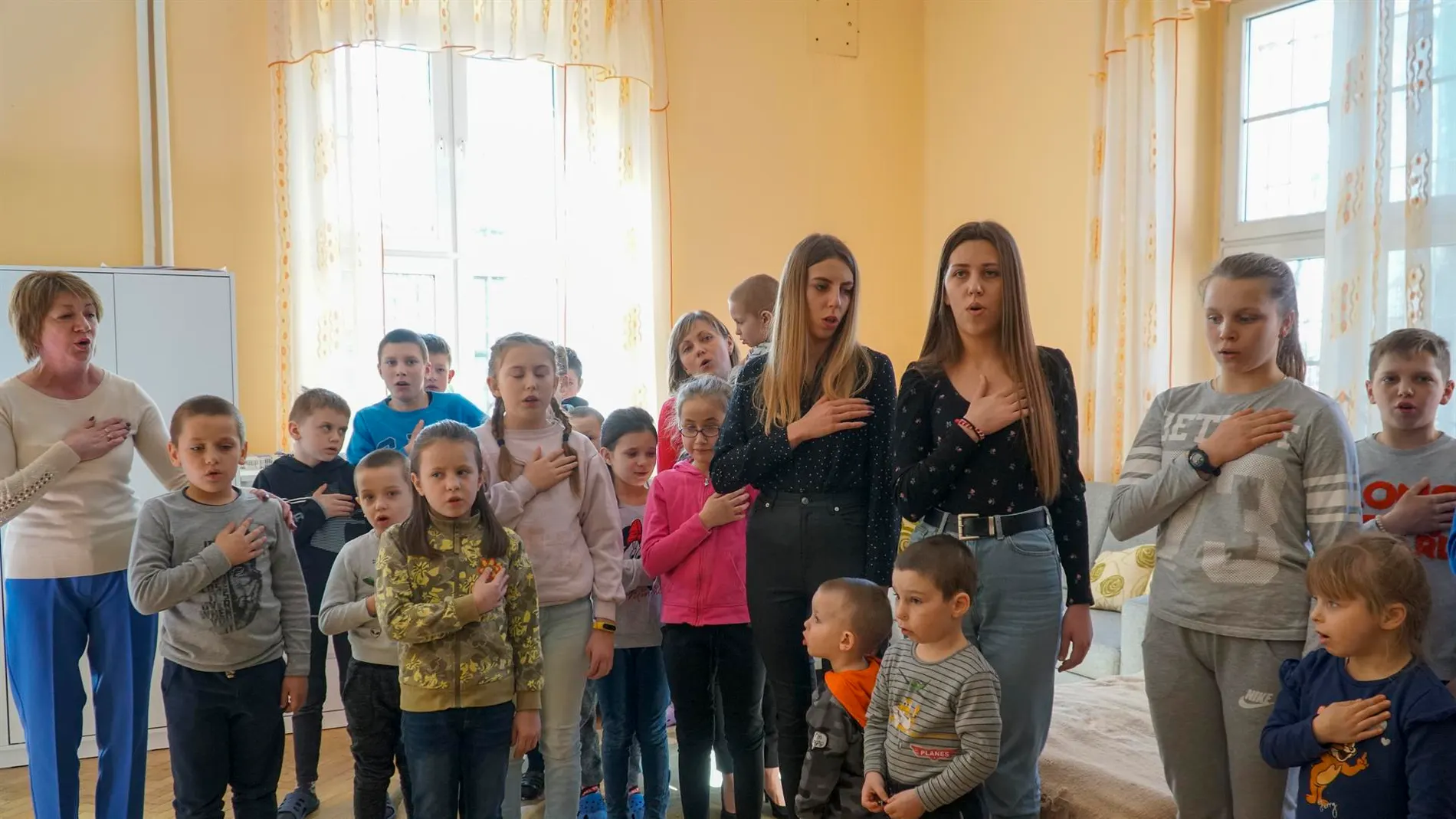 La huida de la guerra, disfrazada de juego: así lograron llevar a Polonia a los niños de un orfanato de Ucrania