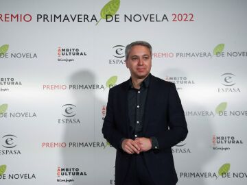 El periodista Vicente Vallés tras ganar el Premio Primavera de Novela 2022 por su novela 'Operación Kazán'