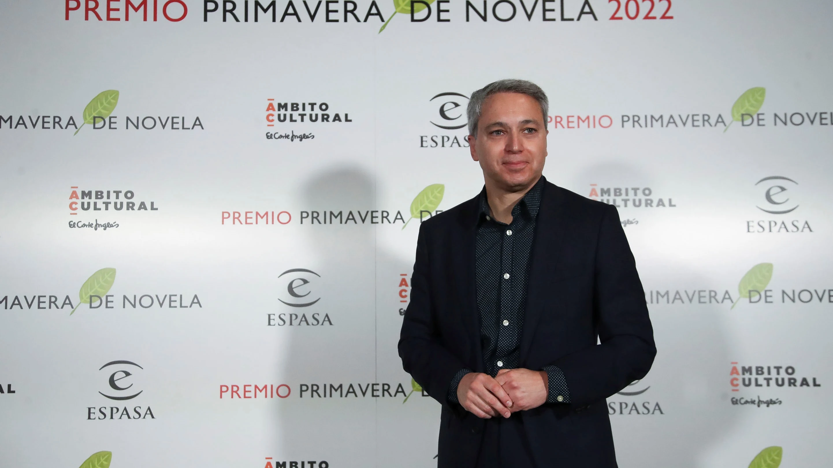 El periodista Vicente Vall&eacute;s tras ganar el Premio Primavera de Novela 2022 por su novela 'Operaci&oacute;n Kaz&aacute;n'