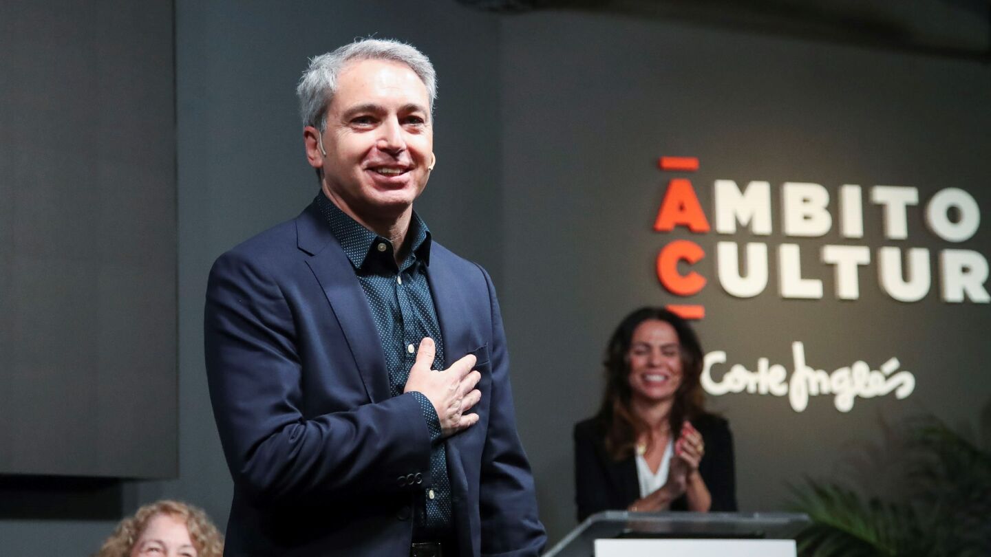 El periodista Vicente Vallés tras ganar el Premio Primavera de Novela 2022 por su novela 'Operación Kazán' El periodista Vicente Vallés tras ganar el Premio Primavera de Novela 2022 por su novela 'Operación Kazán'