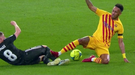 El 'plantillazo' de Aubameyang a Kroos en el Clásico El 'plantillazo' de Aubameyang a Kroos en el Clásico