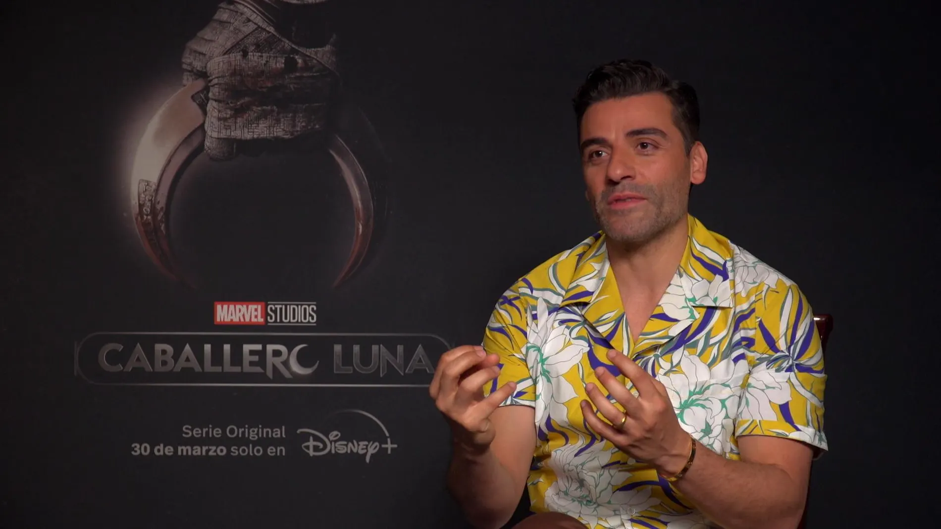 Oscar Isaac durante la entrevista de la serie 'Caballero Luna'.