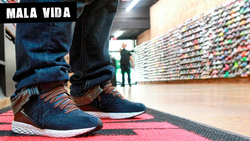 Imagen de archivo de una zapatillas New Balance en una tienda de calzado