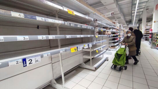 Estanterías vacías en un supermercado