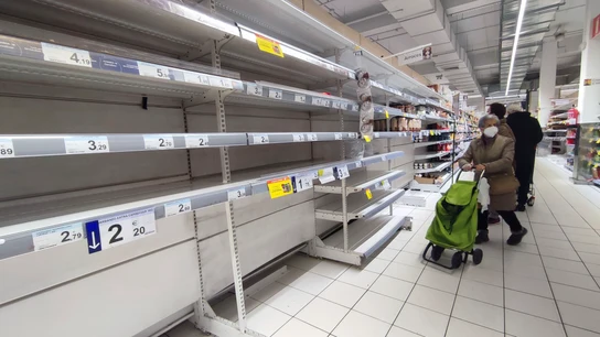 Estanterías vacías en un supermercado Estanterías vacías en un supermercado