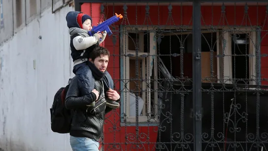 Un padre y su hijo con un arma de juguete en Mariúpol Situación crítica