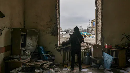 Un soldado en un edificio destrozado por misiles en Ucrania. Un soldado en un edificio destrozado por misiles en Ucrania. / Efe