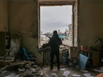 Un soldado en un edificio destrozado por misiles en Ucrania.