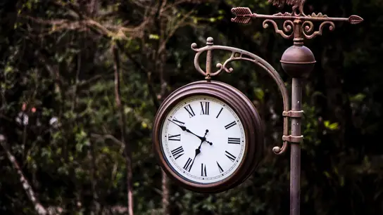 Imagen de archivo de un reloj Cambio de hora 2022: a qué hora empieza a amanecer y anochecer con el horario de invierno