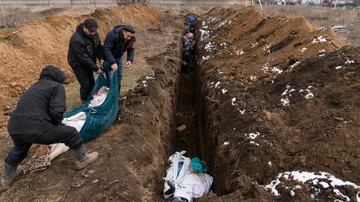 Los cadáveres son colocados en una fosa común en las afueras de Mariupol, Ucrania, el miércoles 9 de marzo de 2022, ya que la gente no puede enterrar a sus muertos debido a los fuertes bombardeos de las fuerzas rusas. 