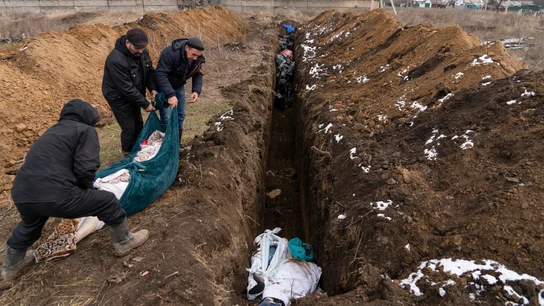 Los cadáveres son colocados en una fosa común en las afueras de Mariupol, Ucrania, el miércoles 9 de marzo de 2022, ya que la gente no puede enterrar a sus muertos debido a los fuertes bombardeos de las fuerzas rusas. Los cadáveres son colocados en una fosa común en las afueras de Mariupol, Ucrania, el miércoles 9 de marzo de 2022, ya que la gente no puede enterrar a sus muertos debido a los fuertes bombardeos de las fuerzas rusas.