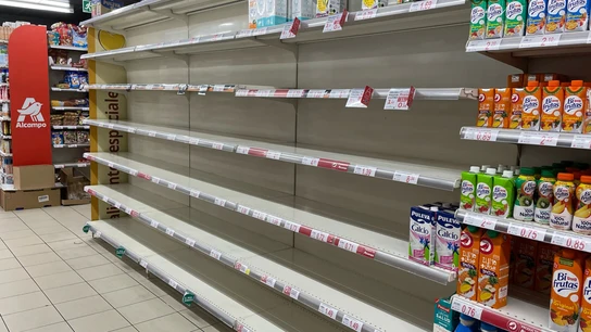 Lineal de leche vacío en un supermercado Lineal de leche vacío en un supermercado/ EFE