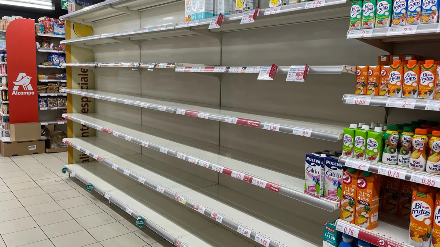 Lineal de leche vacío en un supermercado Lineal de leche vacío en un supermercado/ EFE