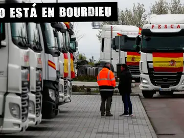 Comienzo de la marcha lenta que protagonizan los camioneros desde el Wanda Metropolitano de Madrid