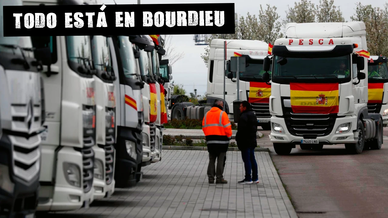 Comienzo de la marcha lenta que protagonizan los camioneros desde el Wanda Metropolitano de Madrid