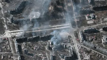 Imagen de satélite de la ciudad ucraniana de Mariupol en la que se aprecian varias columnas de humo