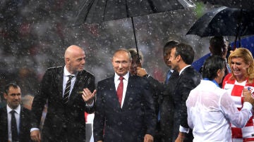 Infantino, Putin y Macron en el Mundial de Rusia de 2018