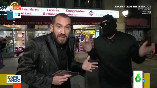 Encapuchado y robando en una tienda de alimentación: así presenta 'La Resistencia' a uno de sus invitados Encapuchado y robando en una tienda de alimentación: así presenta 'La Resistencia' a uno de sus invitados