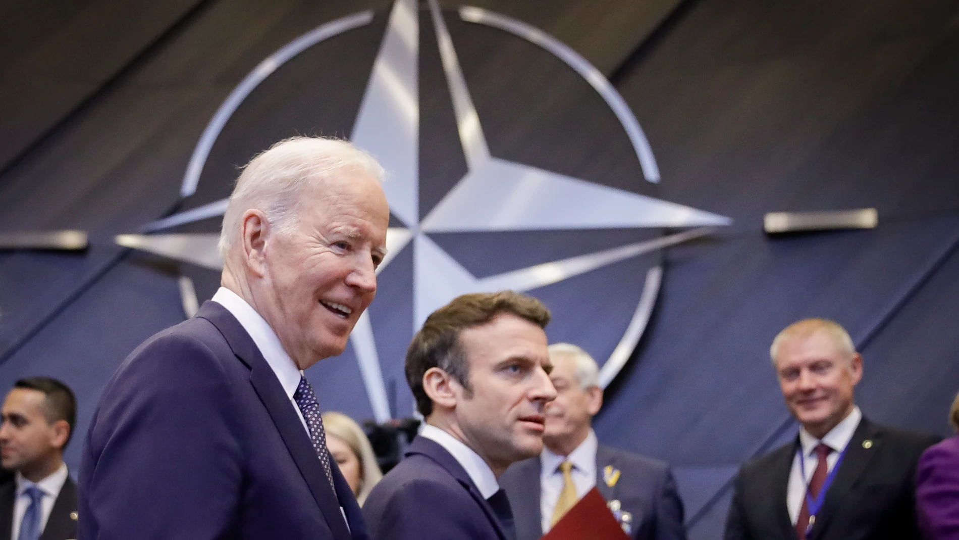 El presidente estadounidense y el francés, Joe Biden y Emmanuel Macron, en la sede de la OTAN en Bruselas