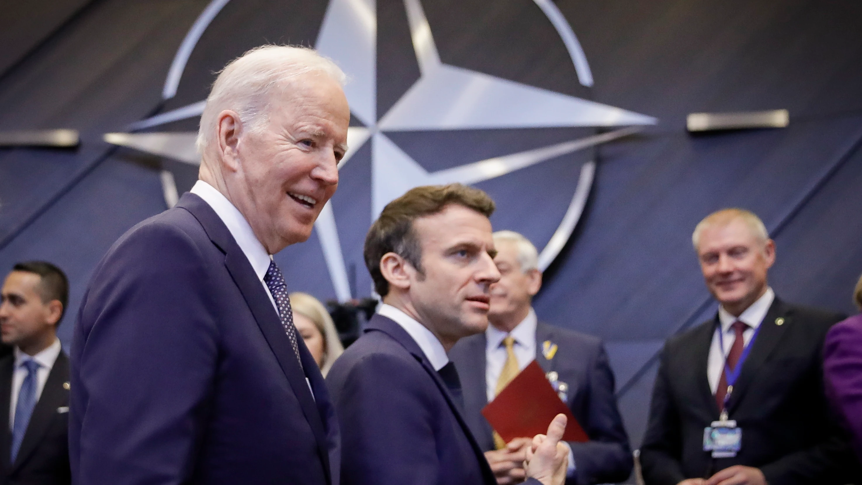 El presidente estadounidense y el francés, Joe Biden y Emmanuel Macron, en la sede de la OTAN en Bruselas