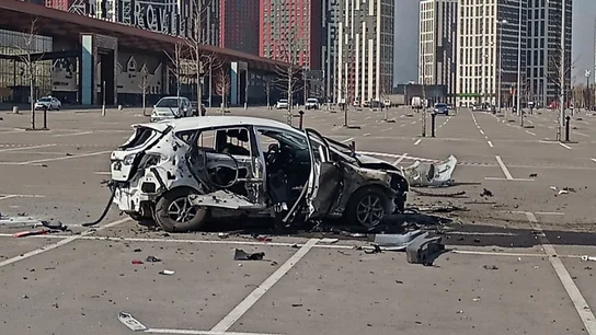 El coche calcinado tras el ataque a la periodista rusa Oksana Baulina El coche calcinado tras el ataque a la periodista rusa Oksana Baulina