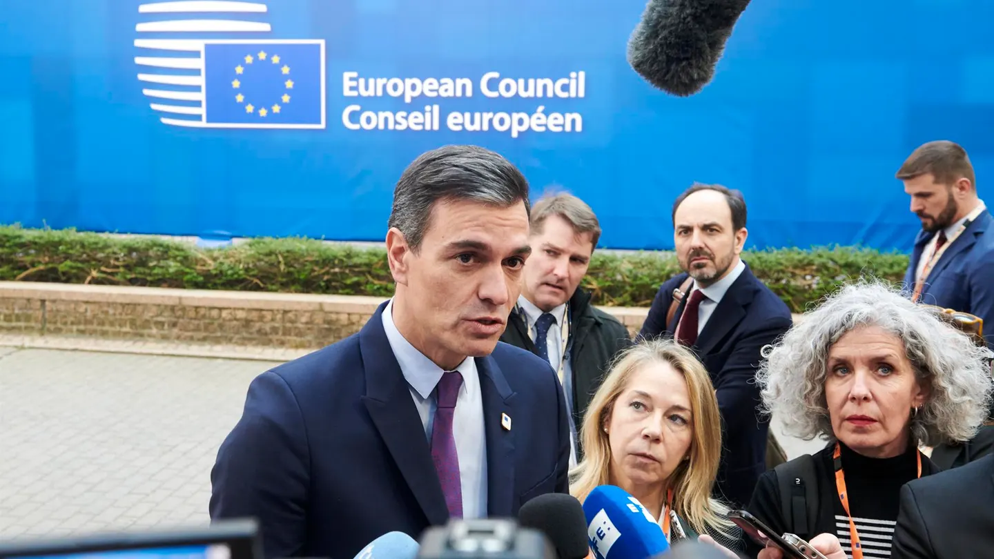 El presidente del Gobierno español, Pedro Sánchez, en declaraciones a los medios a su llegada a la cumbre del Consejo Europeo. El presidente del Gobierno español, Pedro Sánchez, en declaraciones a los medios a su llegada a la cumbre del Consejo Europeo.