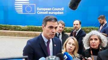 El presidente del Gobierno español, Pedro Sánchez, en declaraciones a los medios a su llegada a la cumbre del Consejo Europeo.