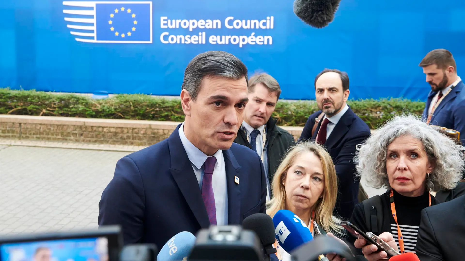 El presidente del Gobierno español, Pedro Sánchez, en declaraciones a los medios a su llegada a la cumbre del Consejo Europeo.