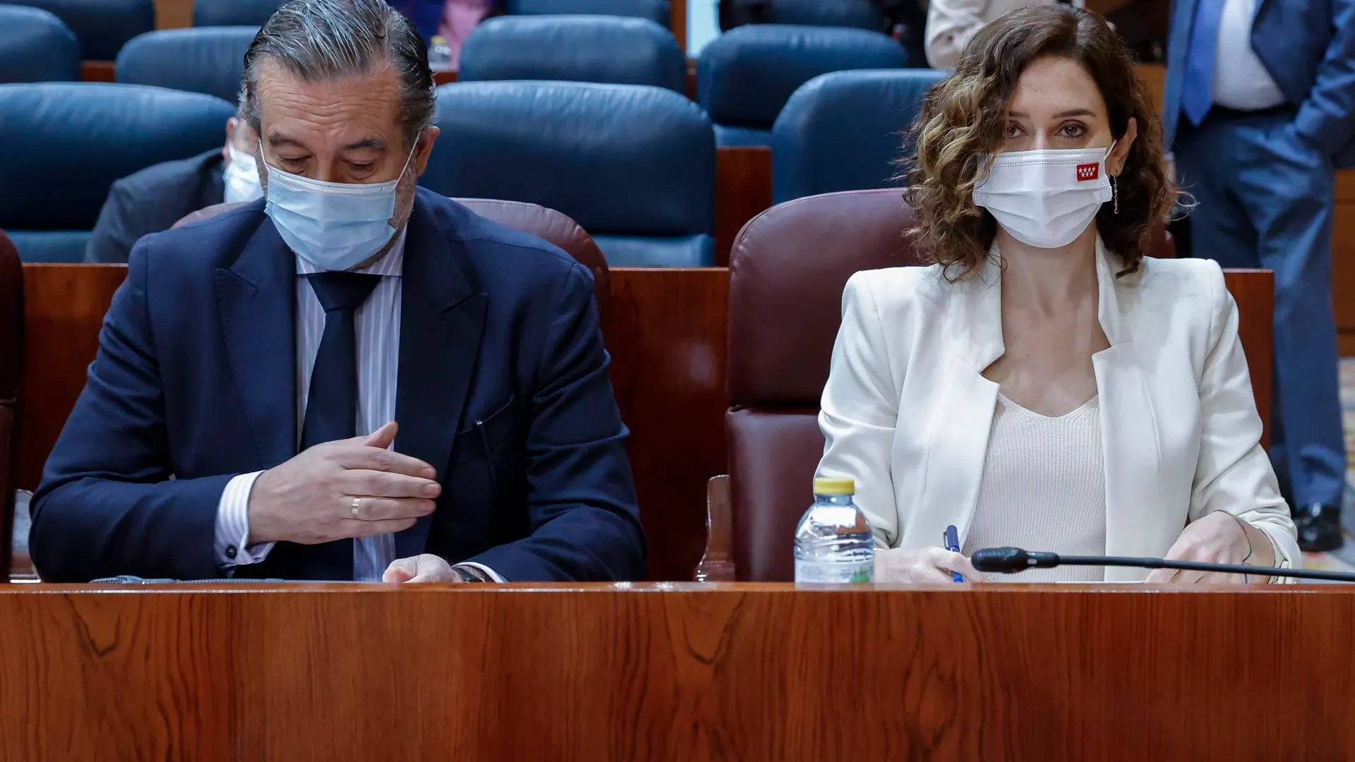 La presidenta regional, Isabel Díaz-Ayuso, y el consejero de Presidencia, Justicia e Interior, Enrique López