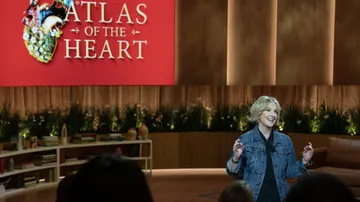Brené Brown hablando de su libro 'El atlas del corazón'.