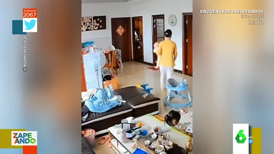 El despiste de una mujer que busca desesperada a su bebé hasta que se da cuenta de que lo tiene en brazos El despiste de una mujer que busca desesperada a su bebé hasta que se da cuenta de que lo tiene en brazos