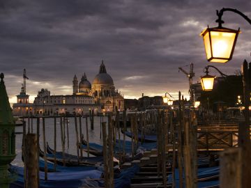 Imagen nocturna de Venecia