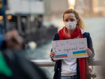 Mujer rusa sujeta un cartel en contra de la Guerra en Ucrania Mujer rusa sujeta un cartel en contra de la Guerra en Ucrania