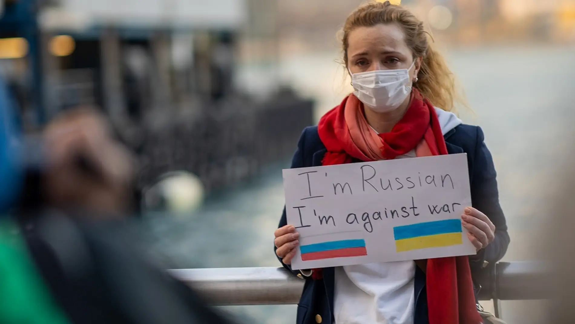 Mujer rusa sujeta un cartel en contra de la Guerra en Ucrania