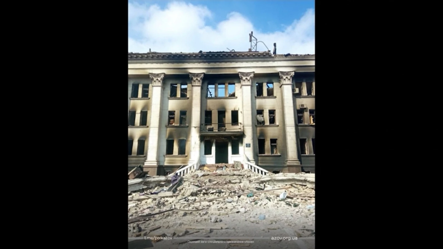 El teatro bombardeado en Mariúpol El teatro bombardeado en Mariúpol