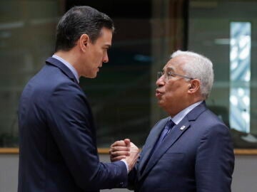 El presidente del Gobierno, Pedro Sánchez, y el primer ministro de Portugal, Antonio Costa.
