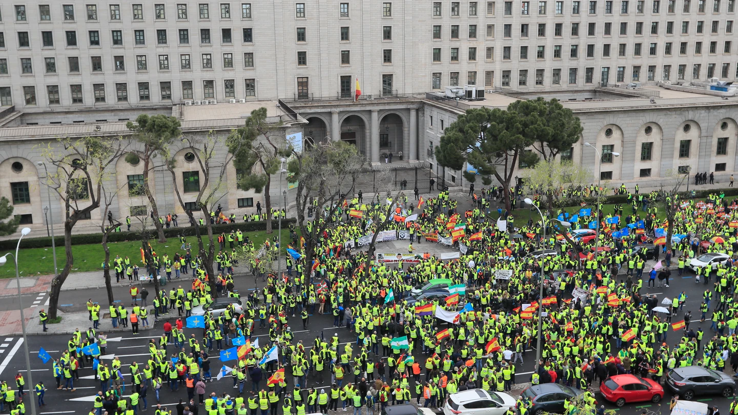 Manifestación de transportistas frente al Ministerio de Transporte Manifestación de transportistas frente al Ministerio de Transporte