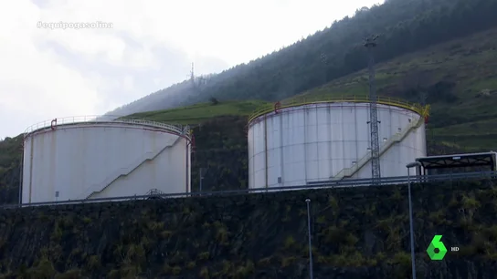 Los depósitos que llenan todas las gasolineras de España: "Está prohibido usar móviles o grabar" Los depósitos que llenan todas las gasolineras de España: "Está prohibido usar móviles o grabar"
