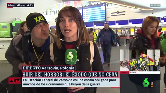 Lamentable acoso machista a una reportera de laSexta: amagan con darle un beso en pleno directo Lamentable acoso machista a una reportera de laSexta: amagan con darle un beso en pleno directo