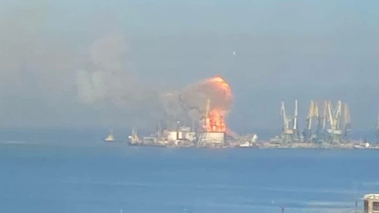 El buque ruso 'Orsk' arde en el Mar Negro tras el bombardeo de Ucrania El buque ruso 'Orsk' arde en el Mar Negro tras el bombardeo de Ucrania