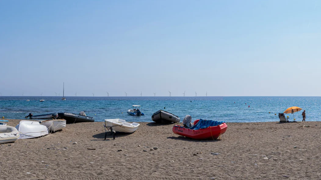 Recreación de los molinos desde la playa de Las Negras 