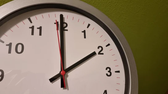 Un reloj analógico que muestra las dos. Por qué cuesta más adaptarse al horario de verano: estos son los efectos del cambio de hora en el sueño y la salud