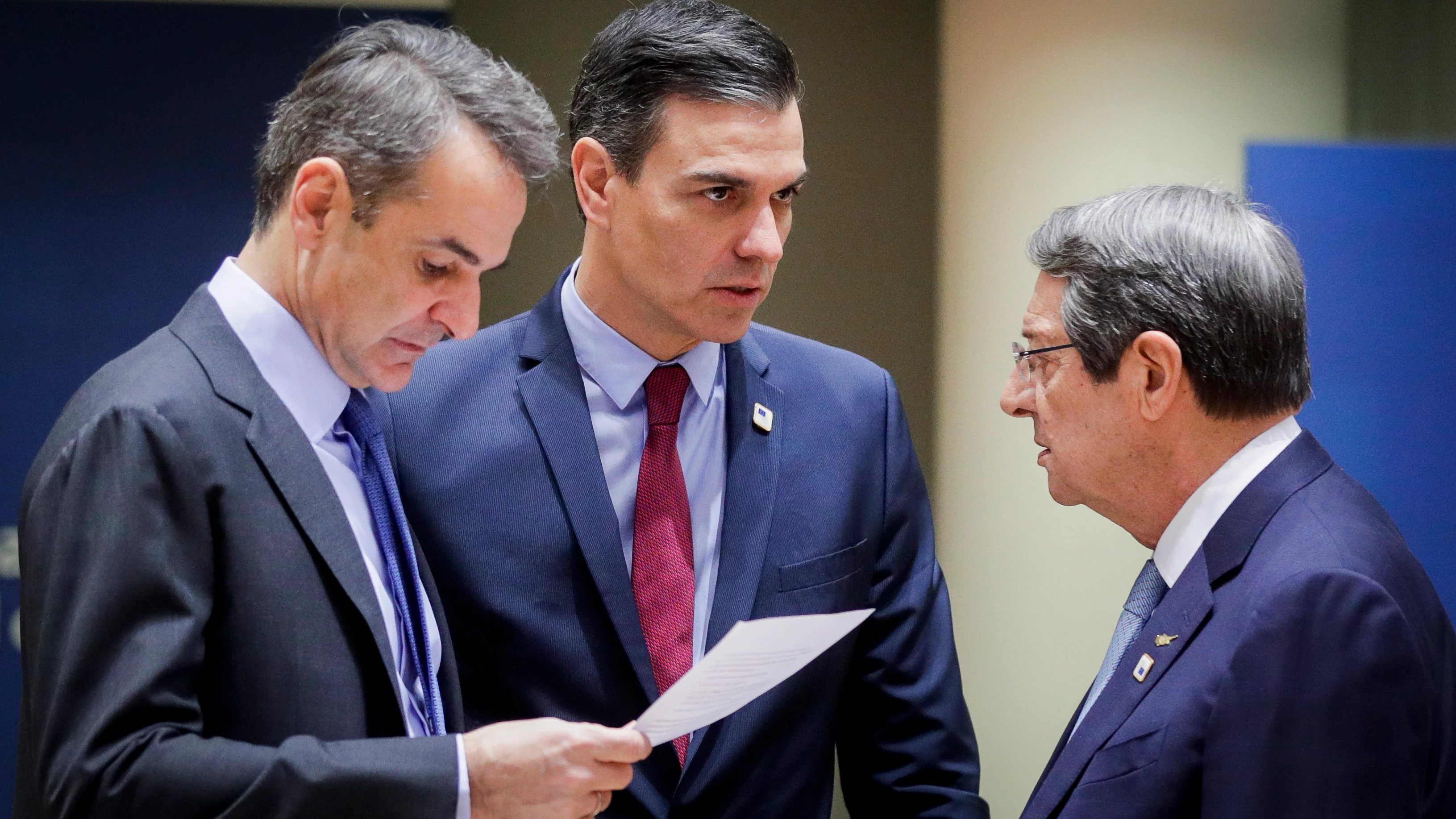 Pedro Sánchez junto a los primeros ministros de Grecia y Chipre en Bruselas