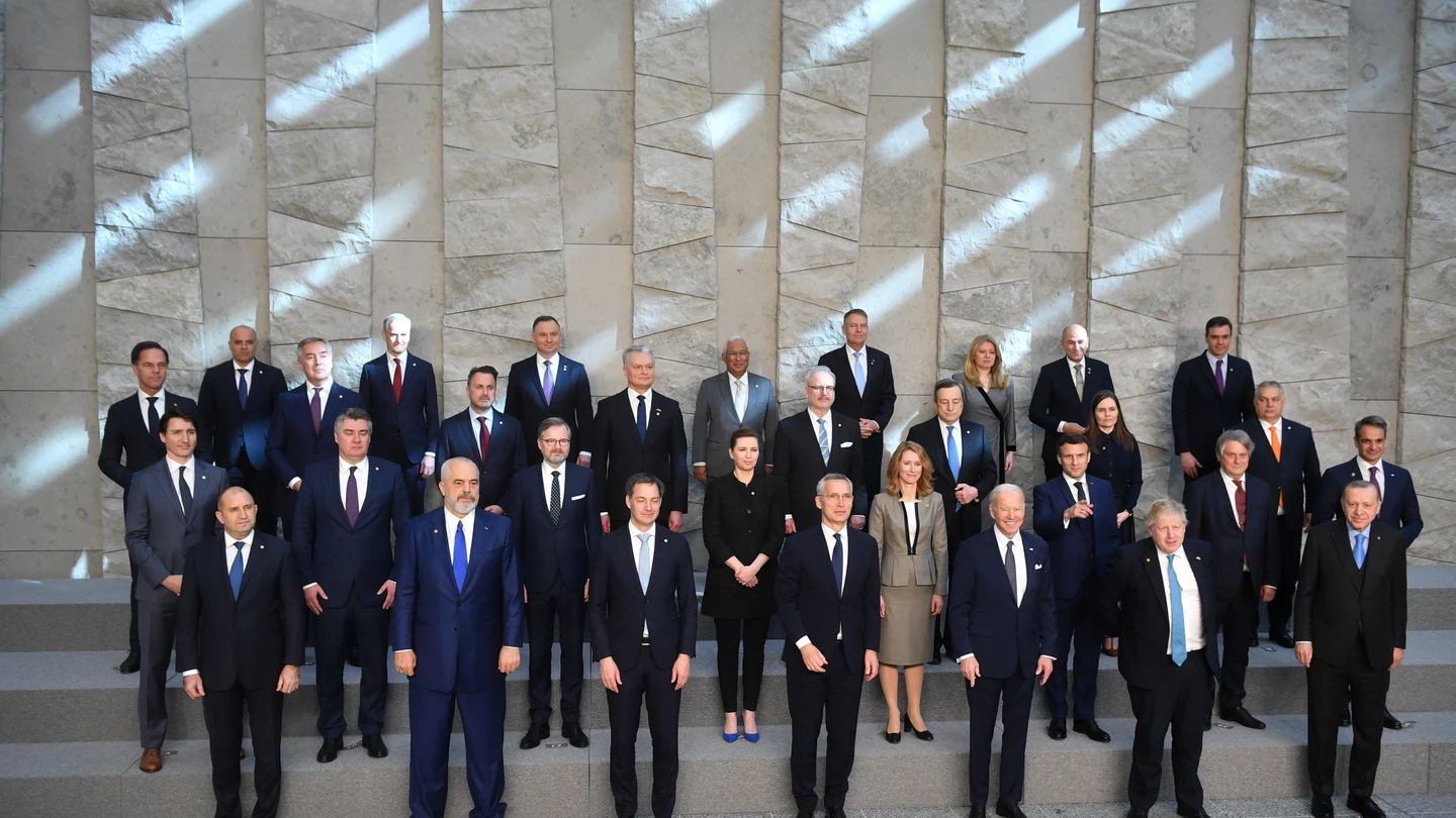 Pedro Sánchez, a la derecha de la imagen junto al resto de líderes en la cumbre de la OTAN Pedro Sánchez, a la derecha de la imagen junto al resto de líderes en la cumbre de la OTAN