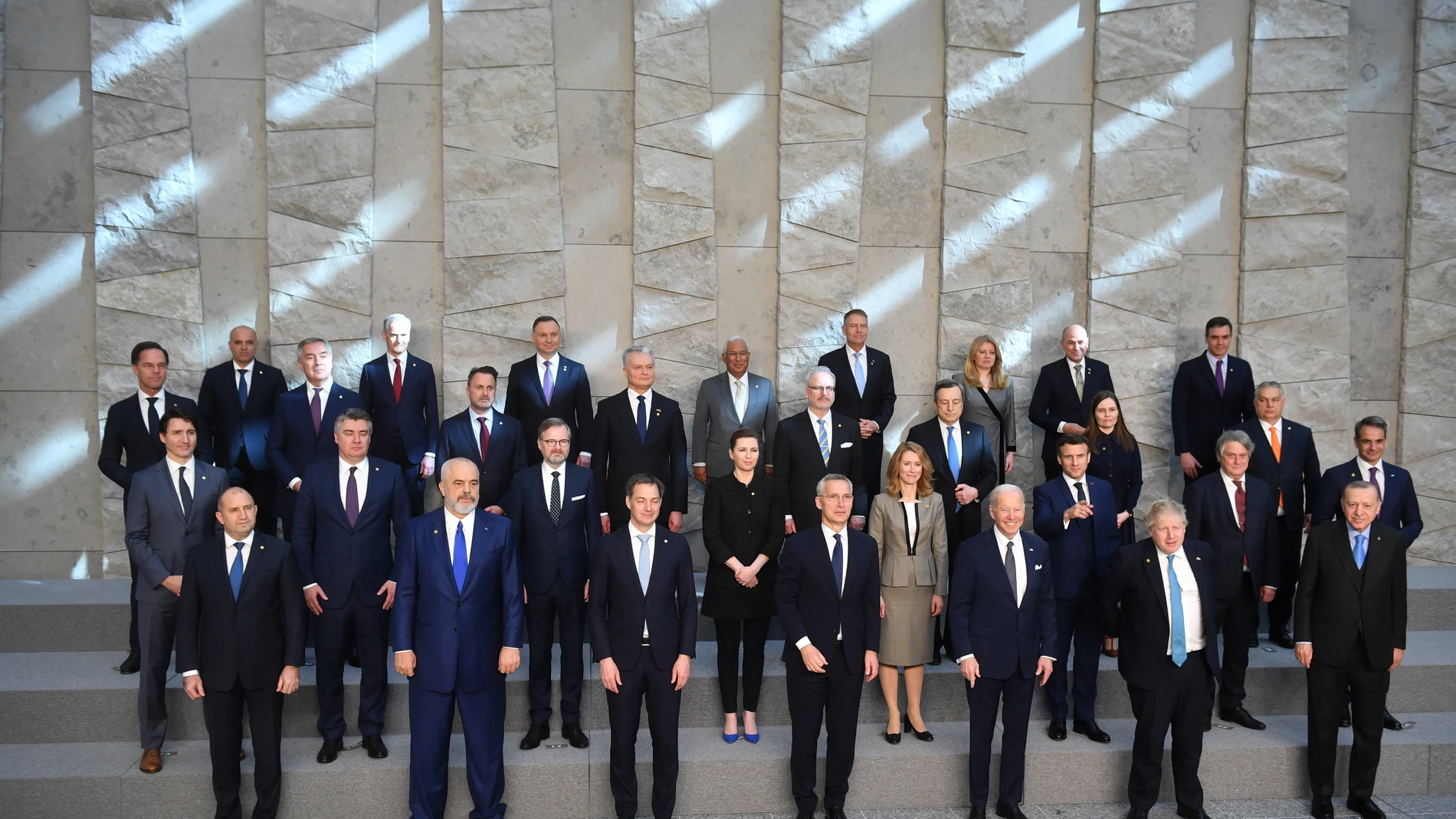 Pedro Sánchez, a la derecha de la imagen junto al resto de líderes en la cumbre de la OTAN