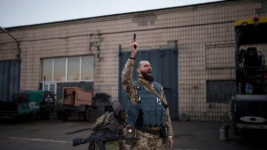 Serhii Volosovets, comandante de las Fuerzas de Defensa Territorial de Ucrania, dispara en un campo de entrenamiento al noreste de Kiev, Ucrania. Serhii Volosovets, comandante de las Fuerzas de Defensa Territorial de Ucrania, dispara en un campo de entrenamiento al noreste de Kiev, Ucrania.