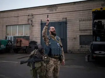 Serhii Volosovets, comandante de las Fuerzas de Defensa Territorial de Ucrania, dispara en un campo de entrenamiento al noreste de Kiev, Ucrania.